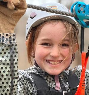 一位年轻女孩在骑 aroambooride 时微笑