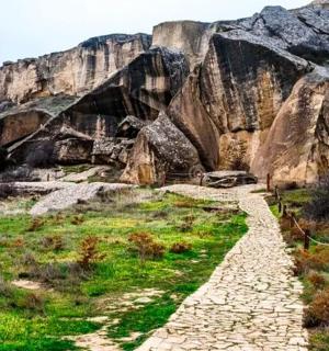 山间小路,背景是岩石