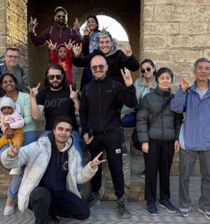 一群人在建筑物前摆姿势拍照