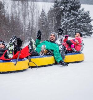 en gruppe mennesker, der kører på en kælk