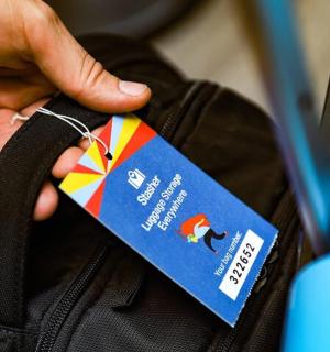 拿着袋子标签的人