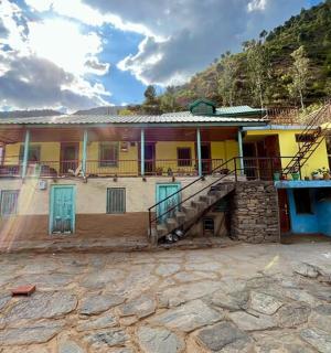 山前有楼梯的房子