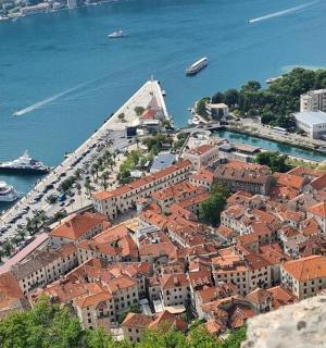 鸟瞰城市，水中有船只