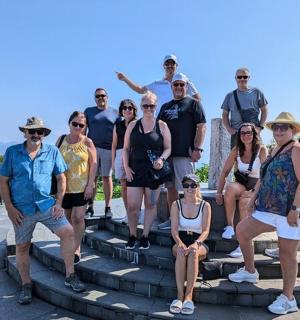 一群人在台阶上摆姿势拍照