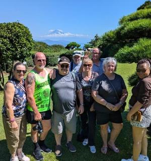 一群人在公园里摆姿势拍照