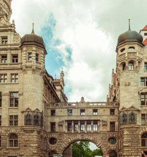 un edifici antic amb un arc al davant