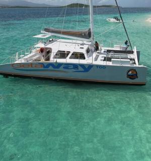 loď ve vodě vedle pláže