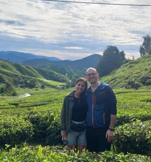 mies ja nainen poseeraavat kuvaa varten vihreässä laaksossa