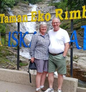 رجل وامرأة يقفان أمام شلال