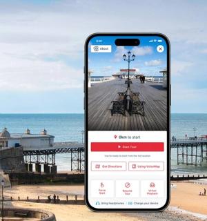 一部手机拍摄码头的照片