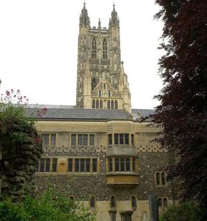 一座顶部有钟楼的大楼