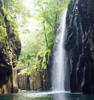 水池中央的瀑布