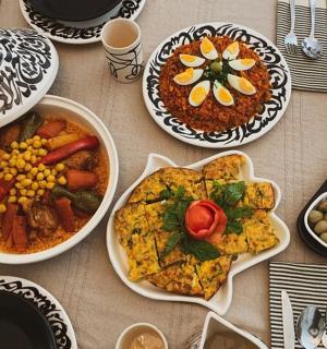 stůl s mnoha talíři jídla