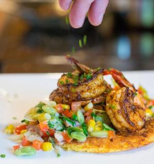 桌上有一盘有肉和蔬菜的食物