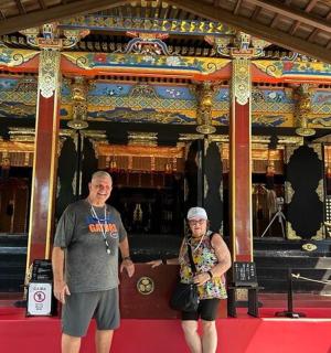 站在寺庙前的一对男女