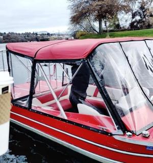 一艘红色的船，水中有一杯咖啡