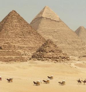 一群人骑马在金字塔前