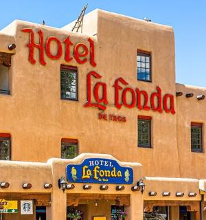 cedule hotelu La Toronto na boku budovy