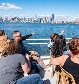 skupina lidí na lodi ve vodě