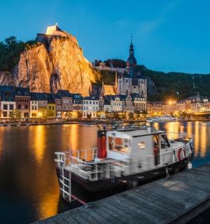 bir tekne nehirdeki bir iskeleye yanaşmış