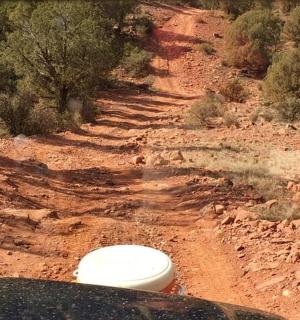 位于土路中间的厕所