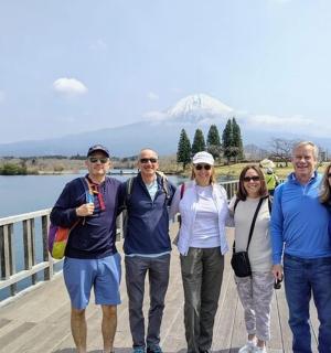 一群人站在桥上,背景是一座山