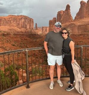 Ein Mann und eine Frau posieren für ein Foto am Grand Canyon