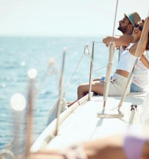 一男一女坐在水中的船上