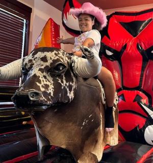 mladá žena jedoucí na falešné krávě