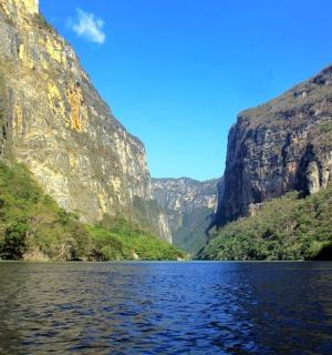 两山之间的河流景观