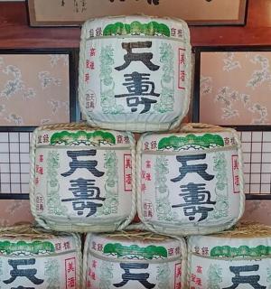 hromada rýžových sudů v místnosti