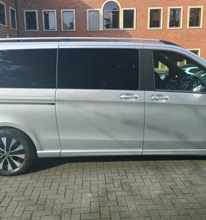 一辆白色货车停在停车场