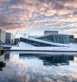 靠近水体的积雪建筑