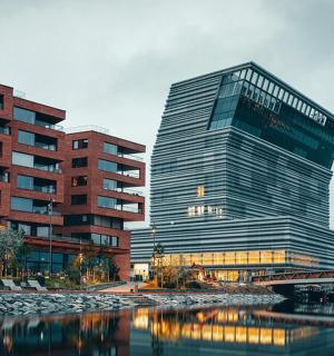 靠近水域的高楼