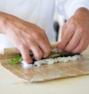 厨师在砧板上切蔬菜