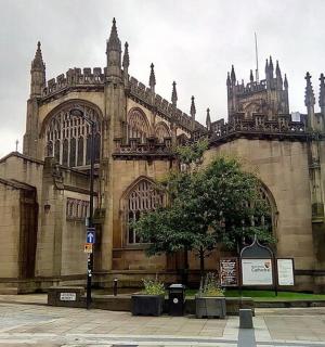 стара зграда са кулом на врху