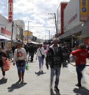 一群人在街上行走