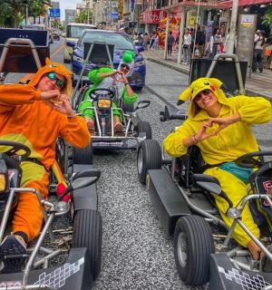 skupina lidí oblečených v kostýmech jedoucích na vozících