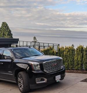 一辆黑色卡车停在车道上