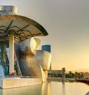 建筑物效果图，其中有人在周围行走