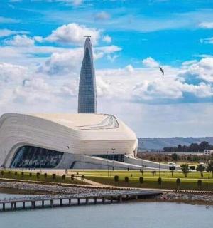 一座以摩天大楼为背景的大楼