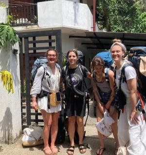 一群人站在一栋建筑物前