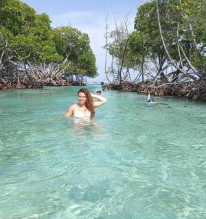 一名女子站在海里的水中