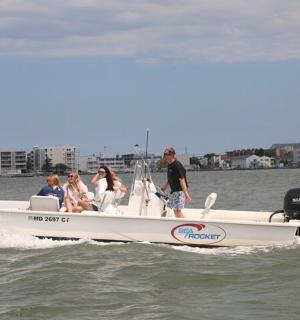 skupina lidí na lodi ve vodě