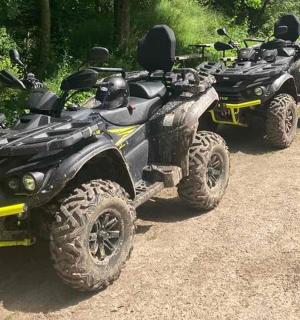 一排四辆全地形车停在一条土路上