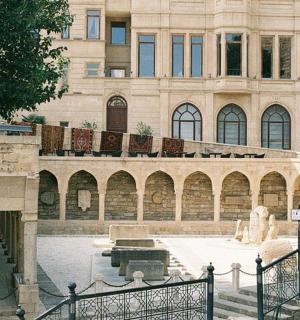 一座前面有围栏的大楼