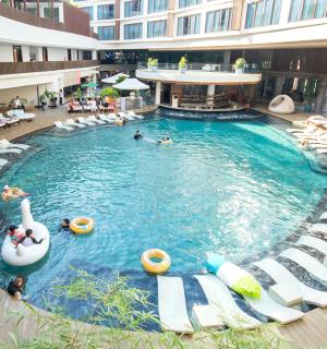 bazén v budově s lidmi, kteří v něm plavou