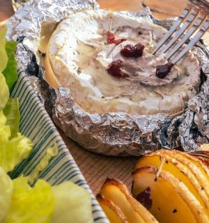 一盘食物、一个馅饼和一把叉子