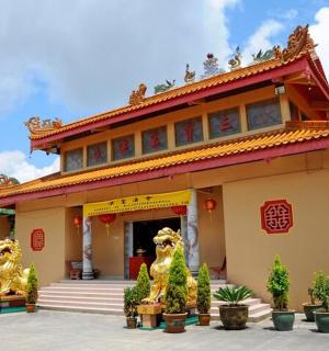 rakennus, jonka edessä on kaksi leijonaa