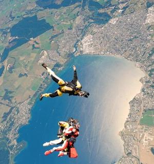 两个人在湖面上空飞行